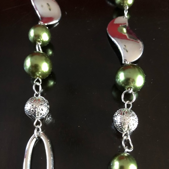 Olive green long necklace and earrings - Picture 2 of 2